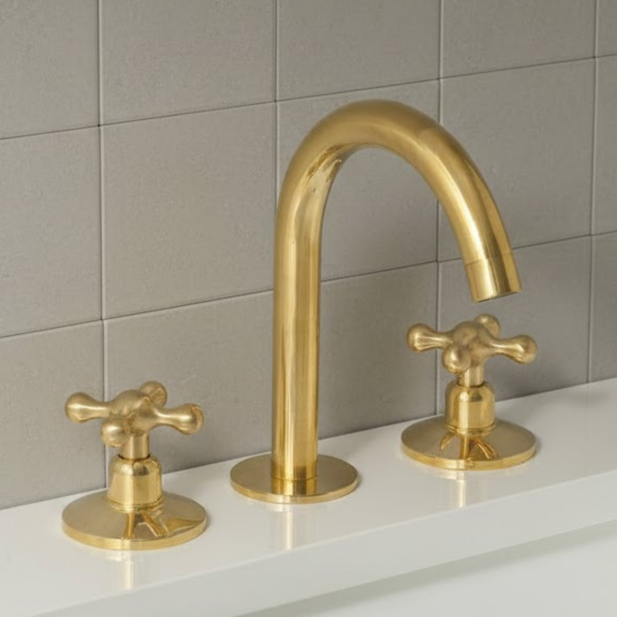 Widespread 3-hole bathroom faucet in unlacquered solid brass with living finish and classic design